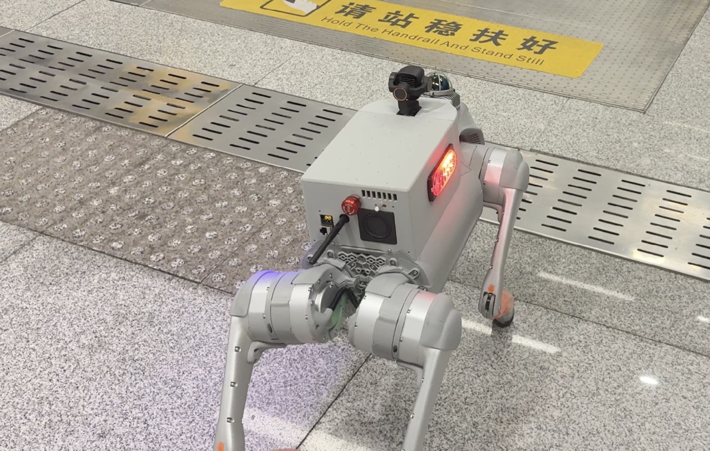 智能巡检机械狗产品现场图片